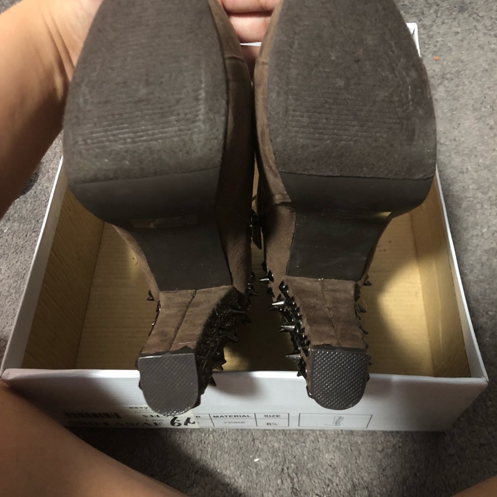 Studded heels - Picture 7 of 7